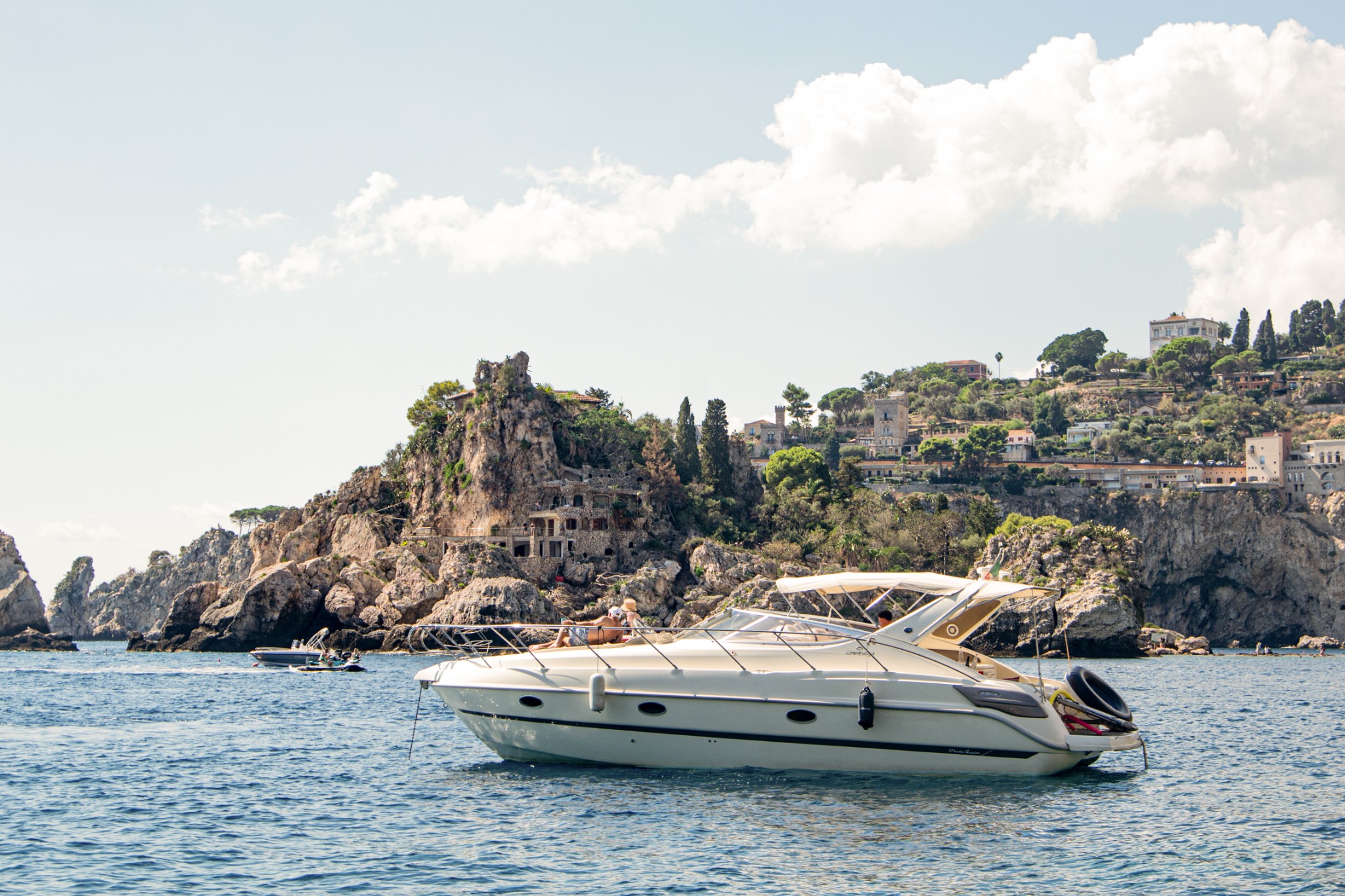 Cranchi Zaffiro 34 beside the Taormina coast